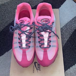 WOMEN’S AIR MAX SIZE 8.5